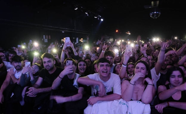 Imagen principal - Momentos del concierto en la Paris 15. 