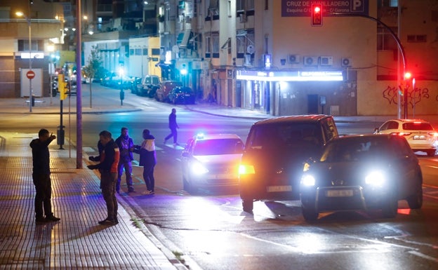 Los agentes del Grupo Gotham durante una de las intervenciones de la noche. 