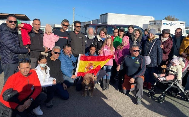 Expedición de voluntarios malagueños a su llegada a Málaga con los once refugiados ucranianos.