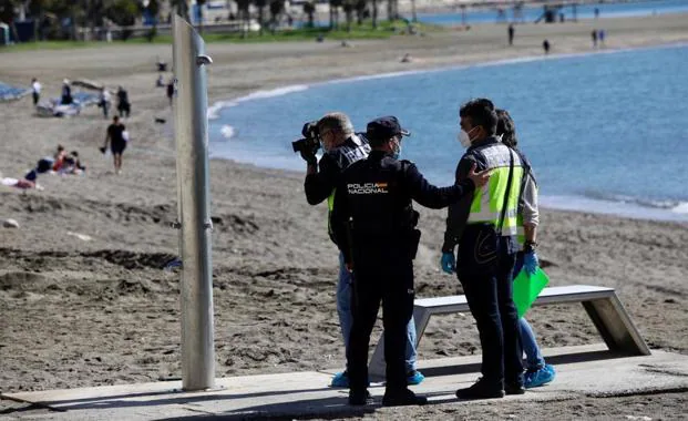 Imagen principal - Muerte violenta en La Malagueta: El cadáver hallado en el paseo marítimo de Málaga es un indigente extranjero