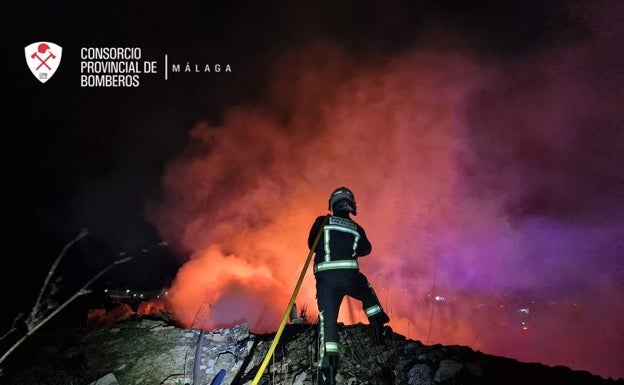 Imagen principal - Tres imágenes del fuego, con los bomberos actuando en el lugar. 