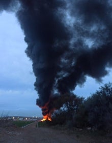 Imagen secundaria 2 - Tres imágenes del fuego, con los bomberos actuando en el lugar. 