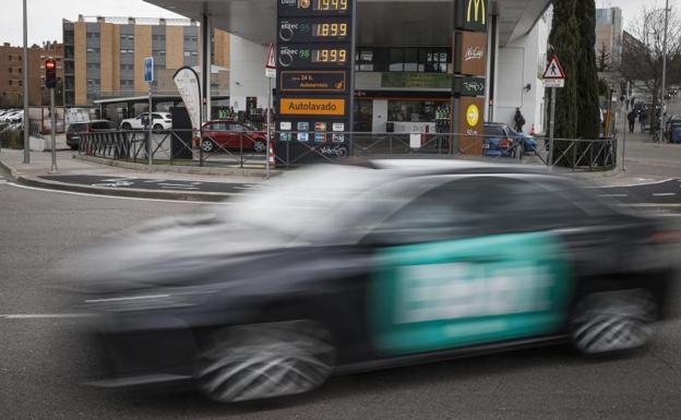 Cartel con los precios de los combustibles en una estación de servicio en Madrid, esta semana. 