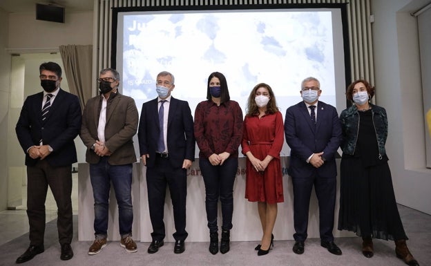 Javier Ferrer, Guillermo Cervera, José María García Urbano, Noelia Losada, Lourdes Moreno, Antonino Manresa y Rosa María Castells, en la presentación de la muestra. 