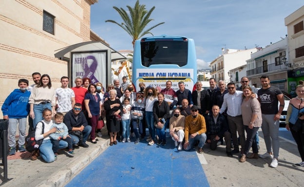 Autoriades y vecinos, junto al autobús antes de su partida hacia Polonia. 