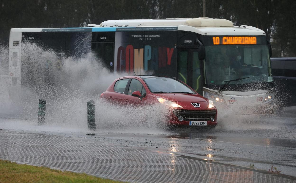 Imagen de las precipitaciones, este lunes en la capital malagueña. 