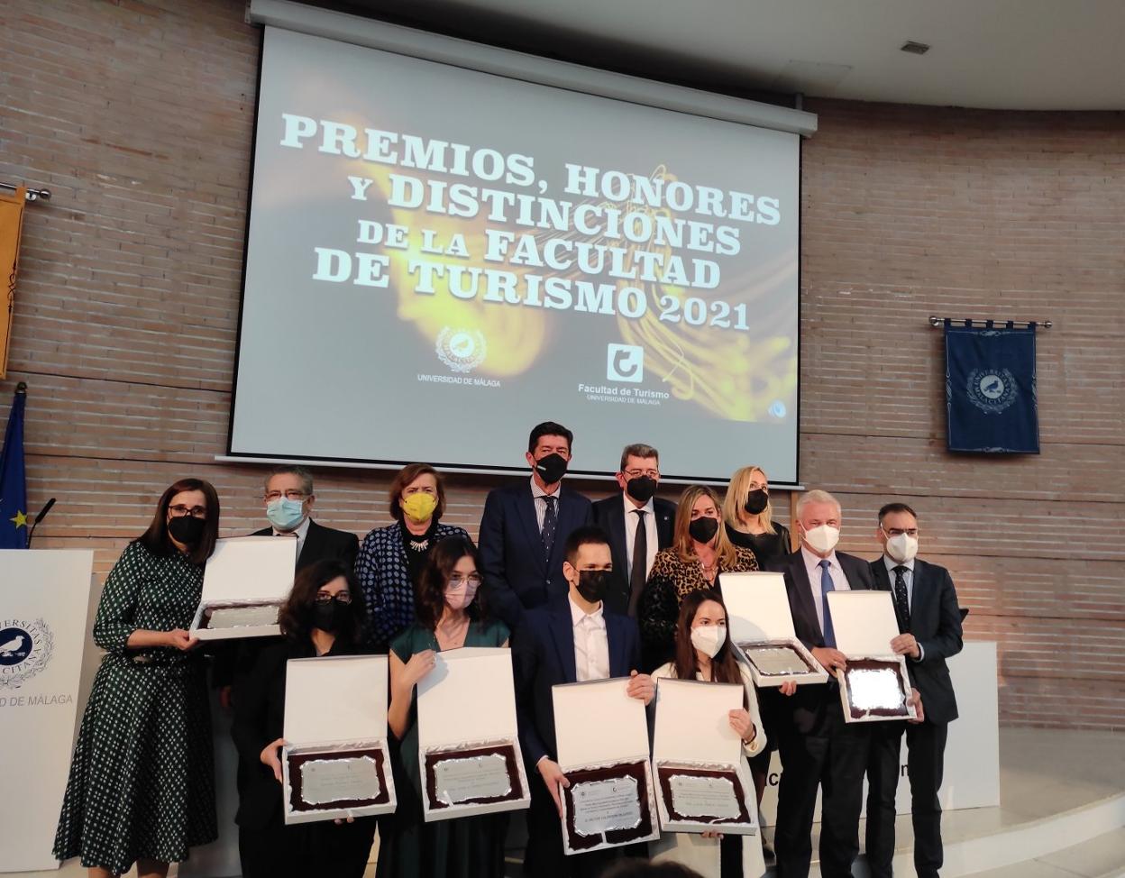 Premiados en la entrega de honores y distinciones de la Facultad de Turismo. 