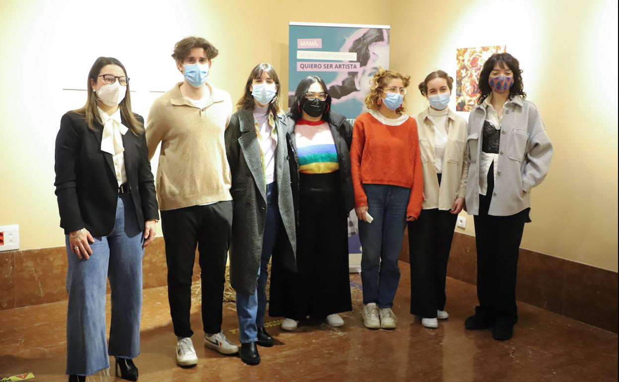 Elena Melero, Ignacio Maldonado, Paula Cuesta, Alba Guerrero, Sara Gema, Eva Antelo y Gema Hamartia, en la presentación. 