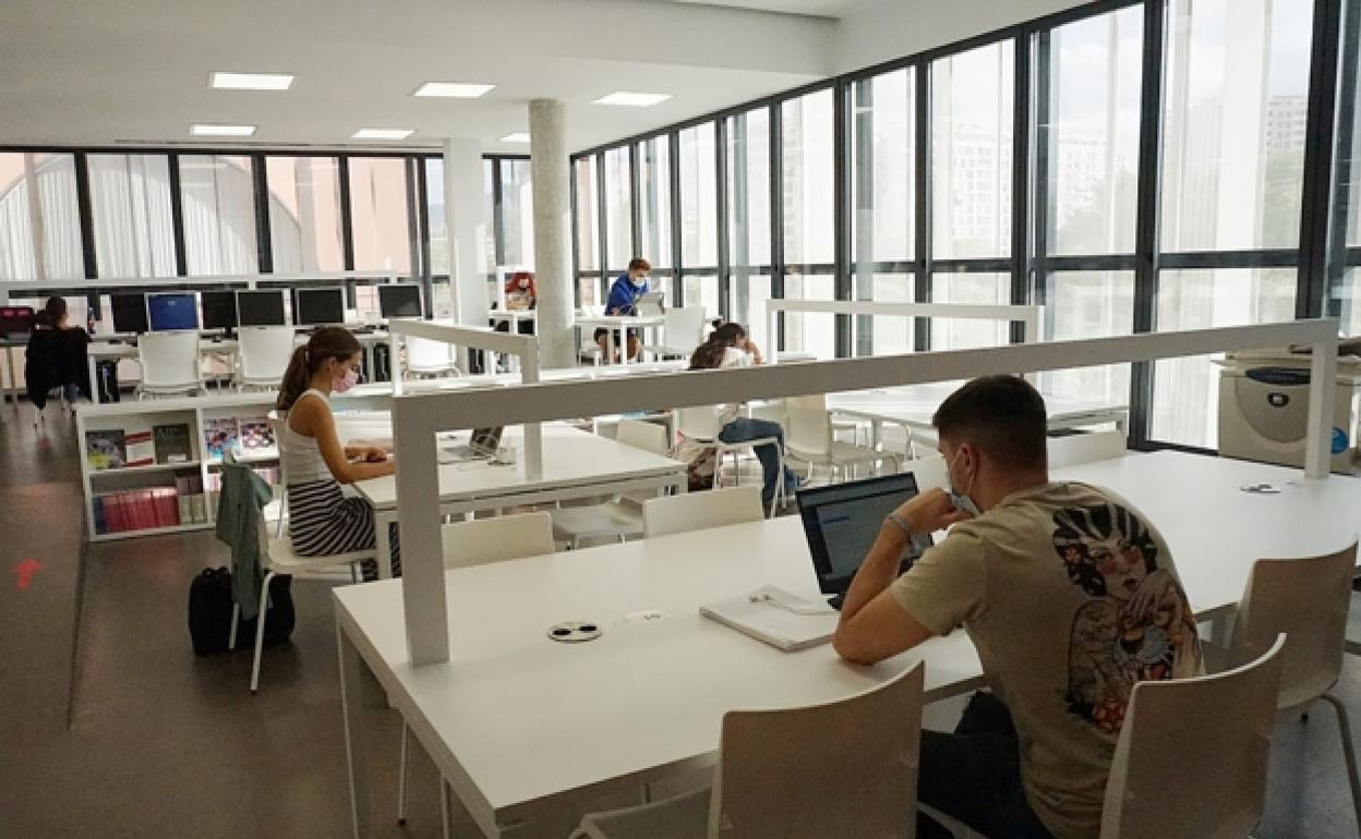 Estudiantes, en una biblioteca universitaria. 