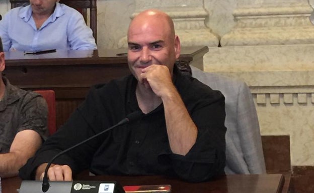 El exedil socialista Sergio Brenes, en el pleno municipal. 