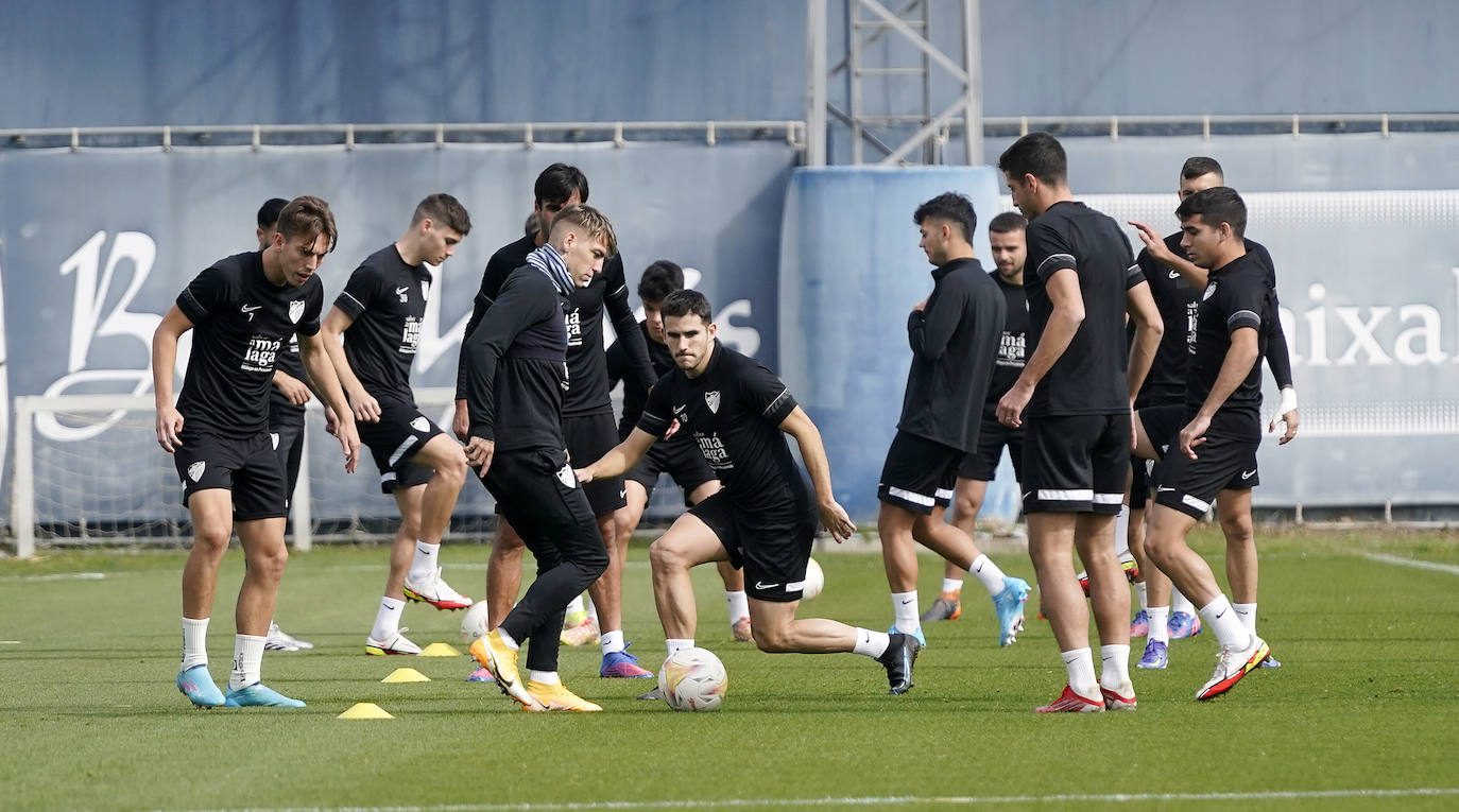 El equipo de Natxo González se ejercita pensando en el encuentro contra el Fuenlabrada del próximo sábado (16.00 horas). Destacan el regreso progresivo de los tocados Peybernes e Hicham. El portero Dani Martín se entrena con máscara por un golpe reciente. Sekou, en entredicho y suplente, charla amablemente con el entrenador.