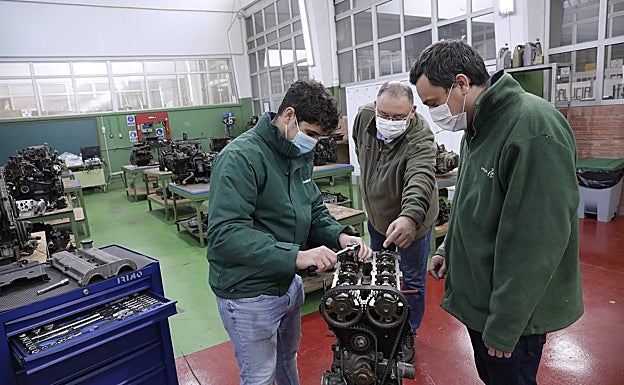 Javier López López, que compite en Tecnología del Automóvil, sigue las indicaciones de su tutor, Francisco Rodríguez López, en presencial del profesor experto, Álvaro Sánchez. 