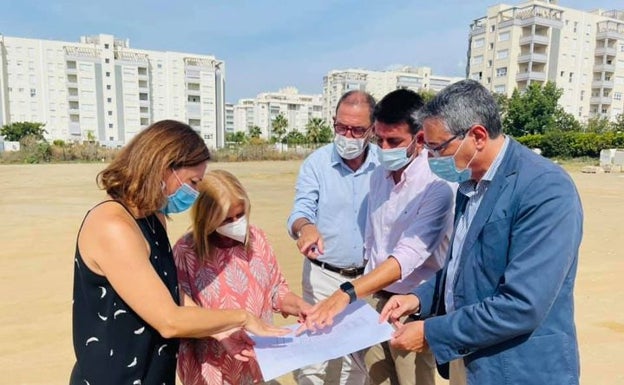 La delegada de la Junta en Málaga, Patricia Navarro, con el alcalde, Francisco Salado, y el delegado de Salud, Carlos Bautista, en la parcela para el nuevo centro de salud rinconero, el pasado verano. 