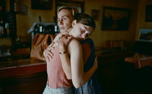 Anamaria Vartolomei y Sandrine Bonnaire, madre e hija en 'El acontecimiento'.