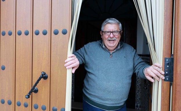 Romero, a las puertas de su vivienda.