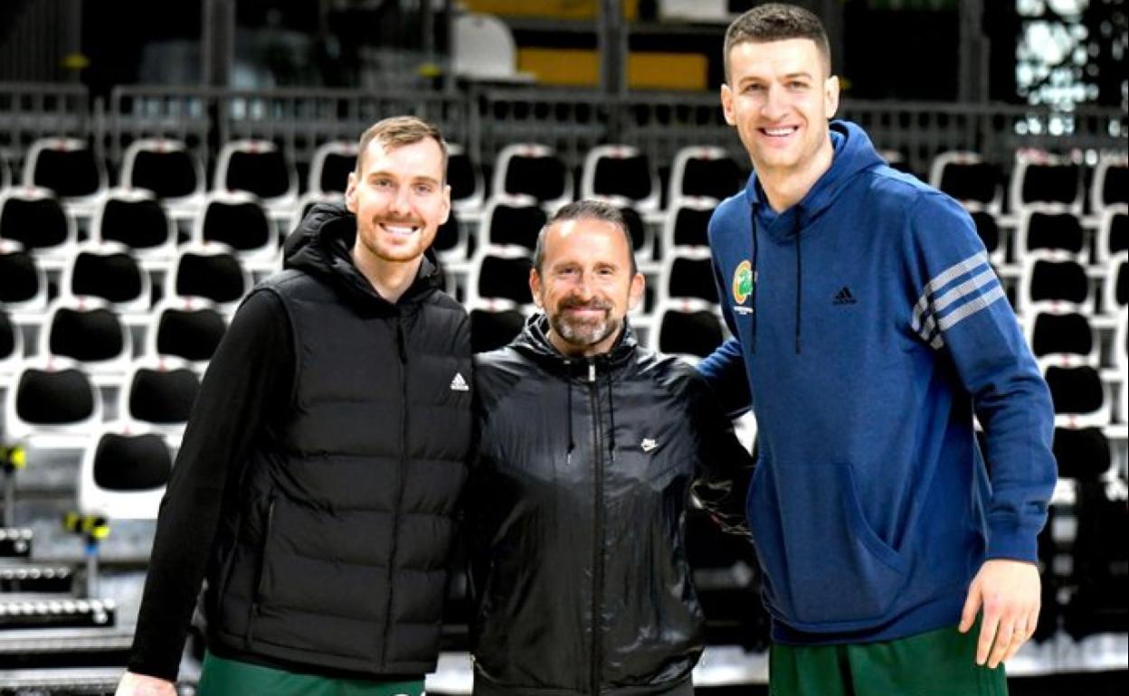 Zoran Dragic, Joan Plaza y Alen Omic, en el pabellón del Virtus Bolonia. 