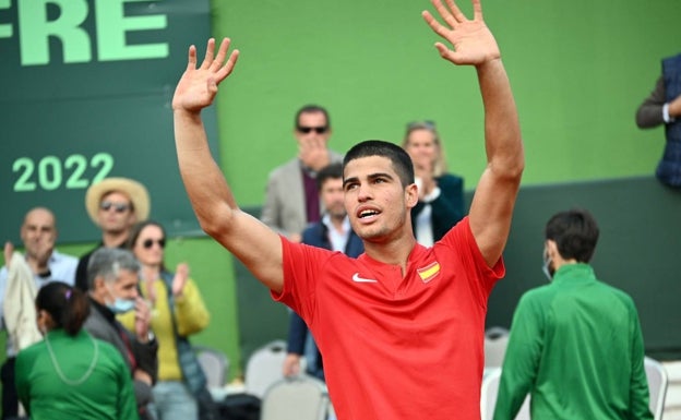 Carlos Alcaraz festeja con el público su victoria ante Marius Copil. 