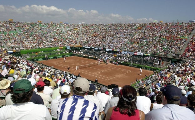 El amplio graderío, para 14.000 personas, en el España Argentina de 2003, en la explanada junto al Martín Carpena. 