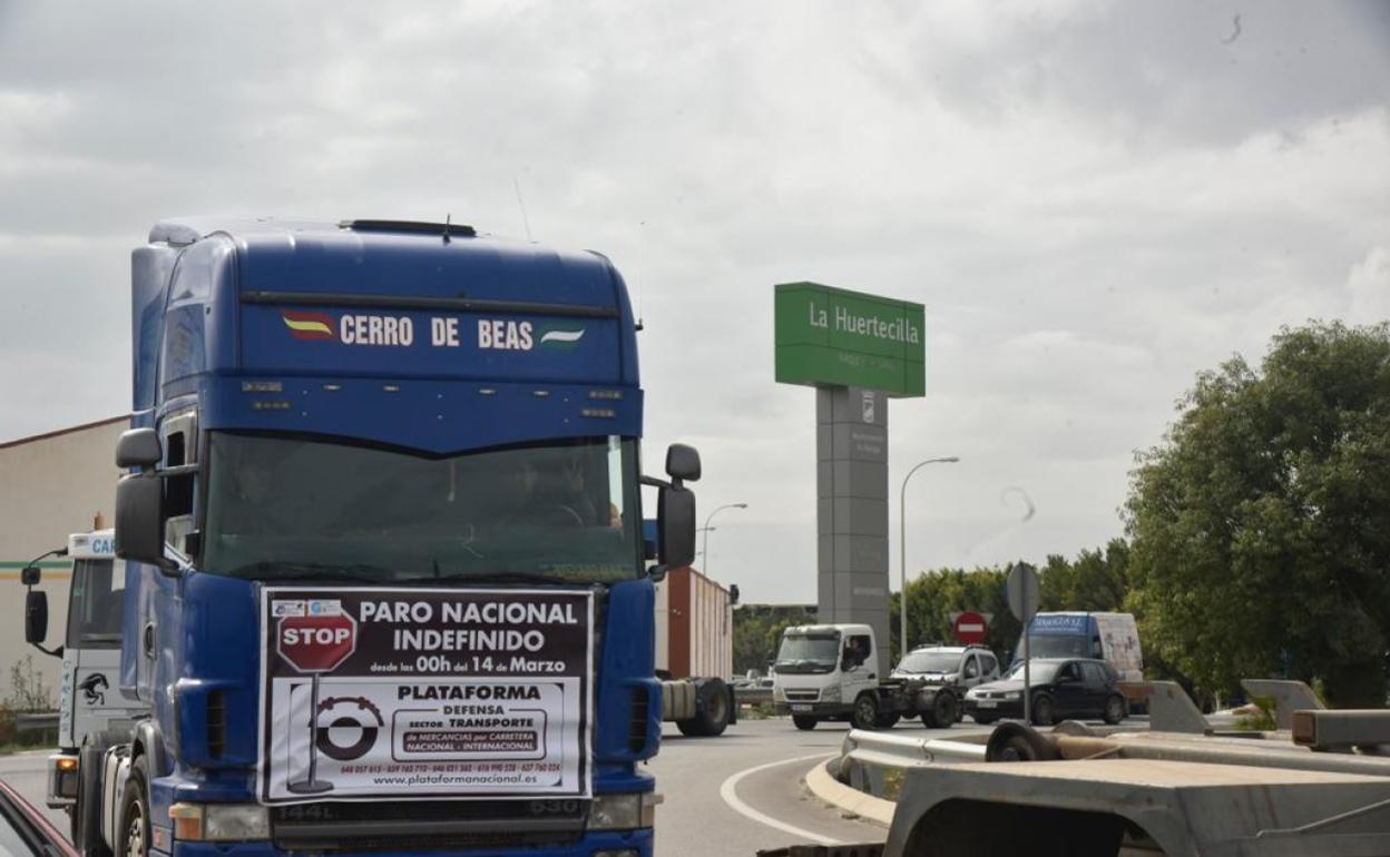 Pancarta reivindicativa en uno de los camiones unidos a la huelga. 