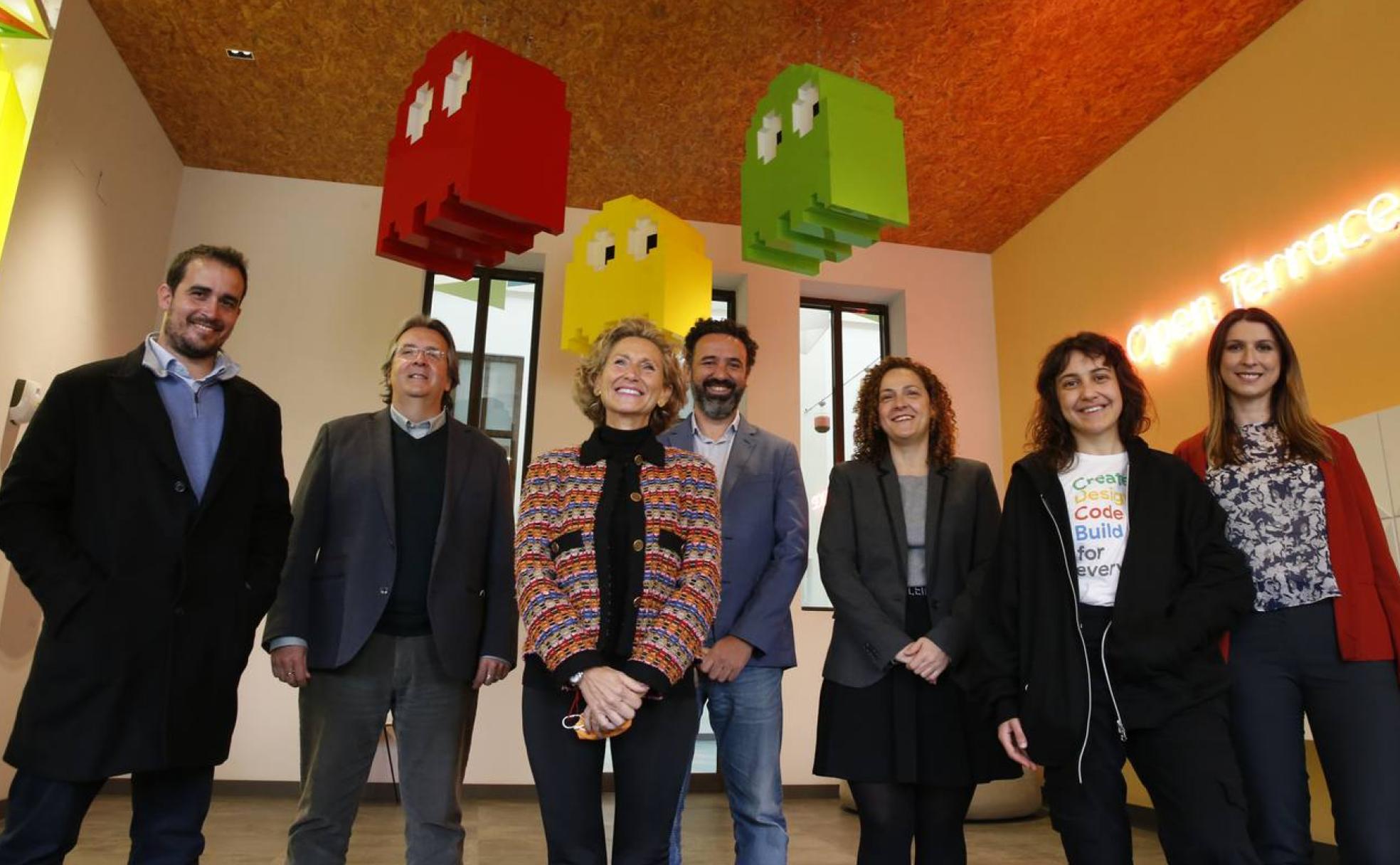 Fernando Ramírez, Javier López, Conchi, Mar López, Marta Gómez y Paloma Simón posan en el Polo de Contenidos Digitales. 