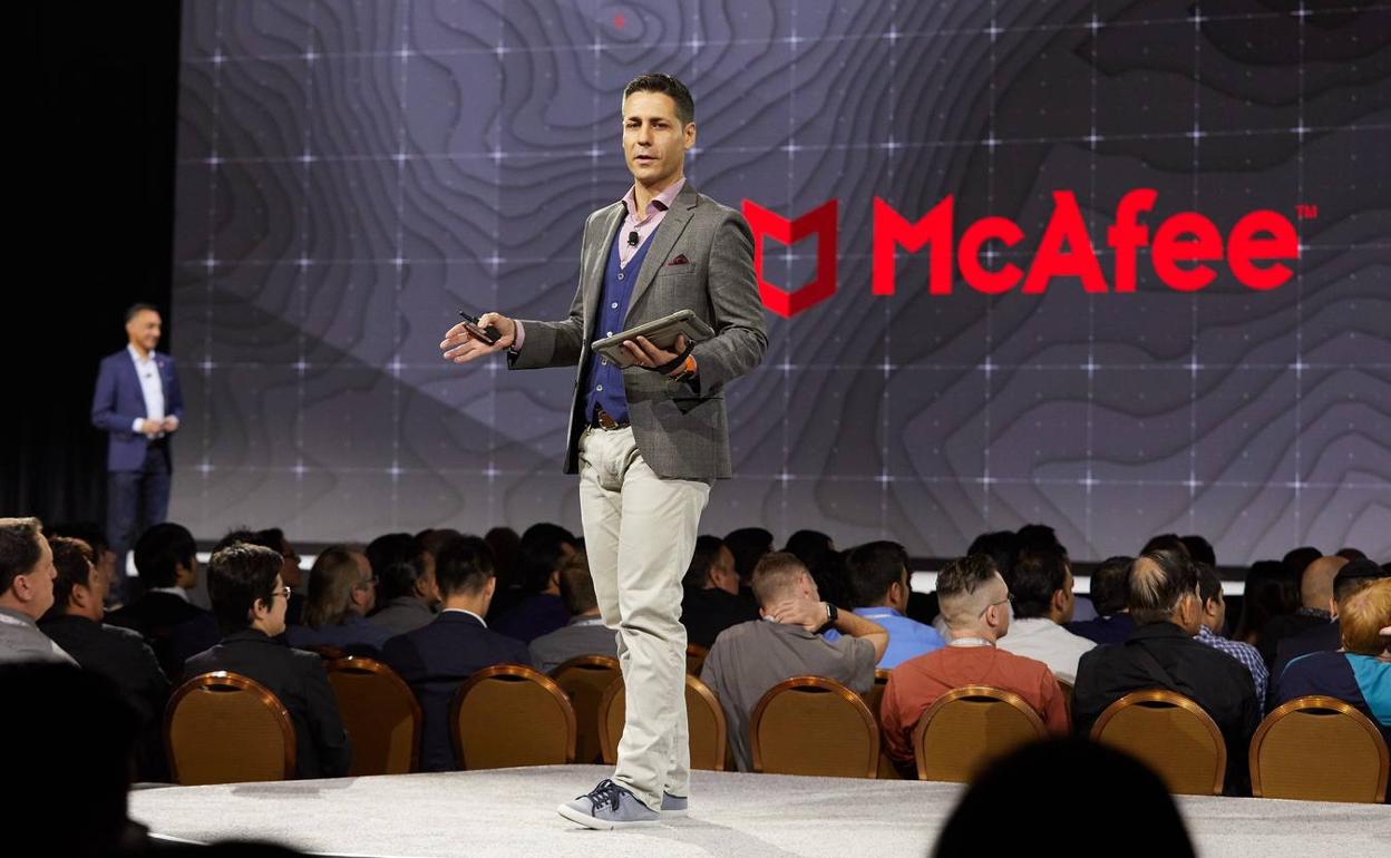 Ismael Valenzuela, durante una conferencia de McAfee. 