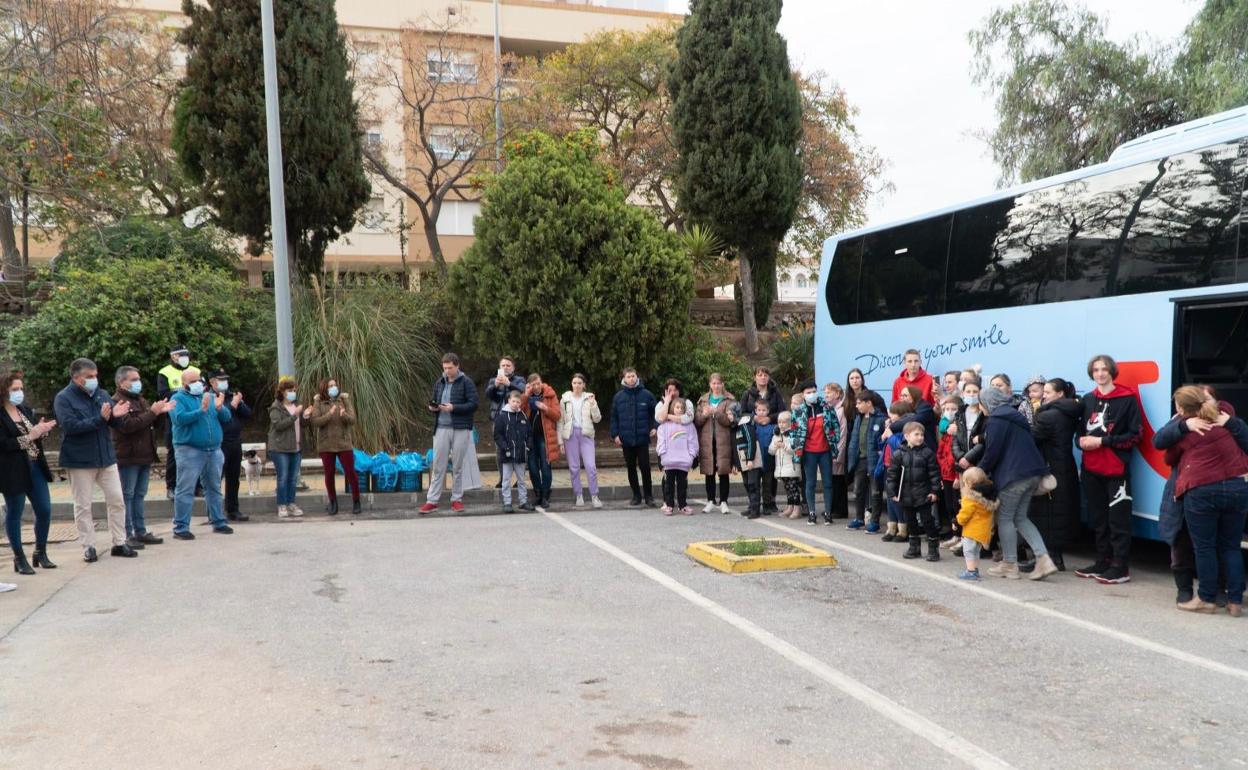 El grupo de ucranianos, este viernes a su llegada al parque Verano Azul de Nerja. 