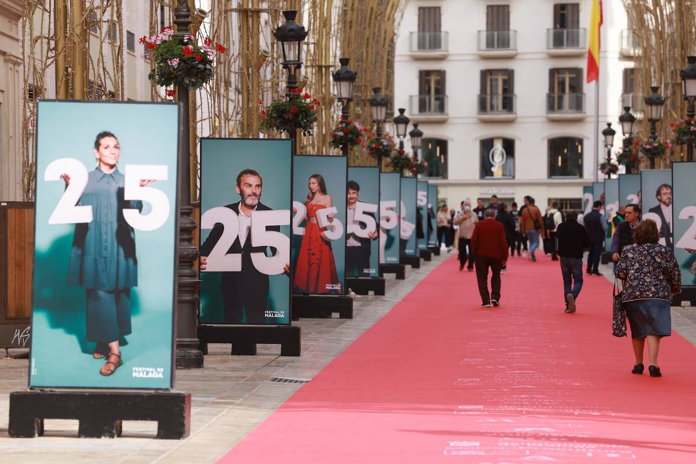 La calle Larios, engalanada con una gran alfombra roja y una exposición de fotos. 