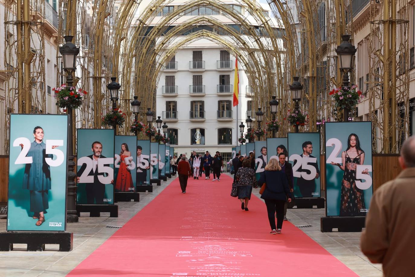 La calle Larios, engalanada con una gran alfombra roja y una exposición de fotos. 