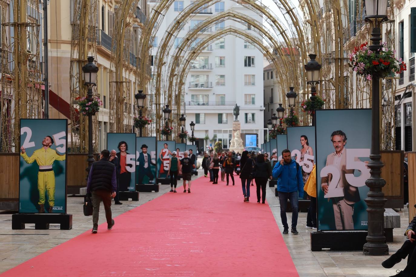 La calle Larios, engalanada con una gran alfombra roja y una exposición de fotos. 