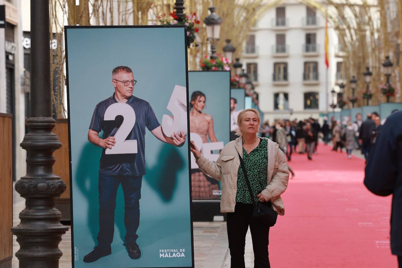 La calle Larios, engalanada con una gran alfombra roja y una exposición de fotos. 