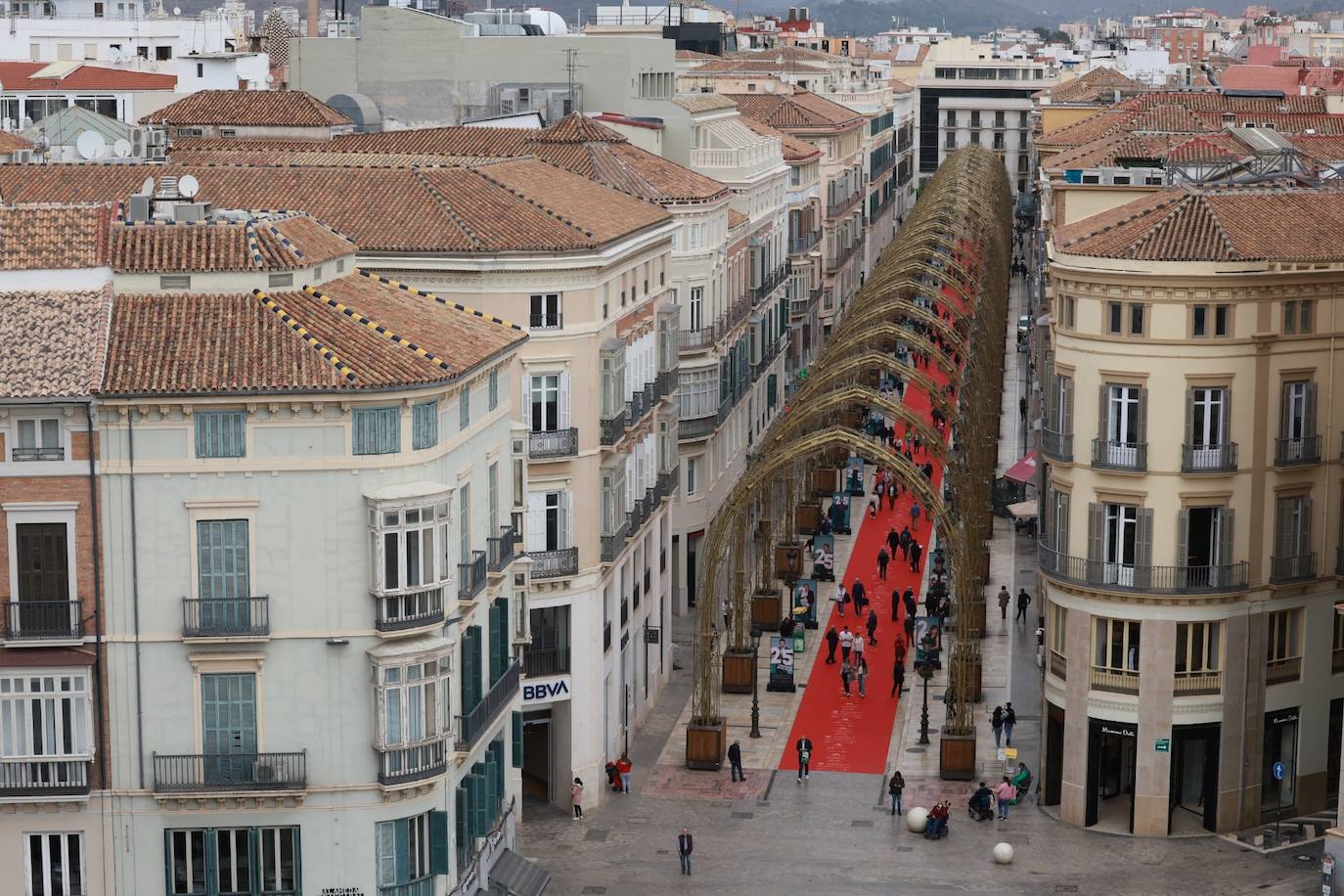 La calle Larios, engalanada con una gran alfombra roja y una exposición de fotos. 