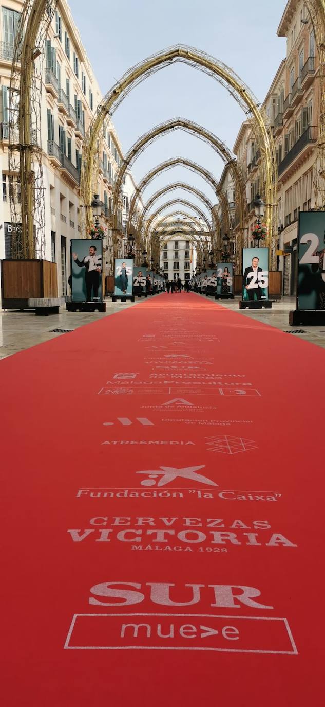 La calle Larios, engalanada con una gran alfombra roja y una exposición de fotos. 