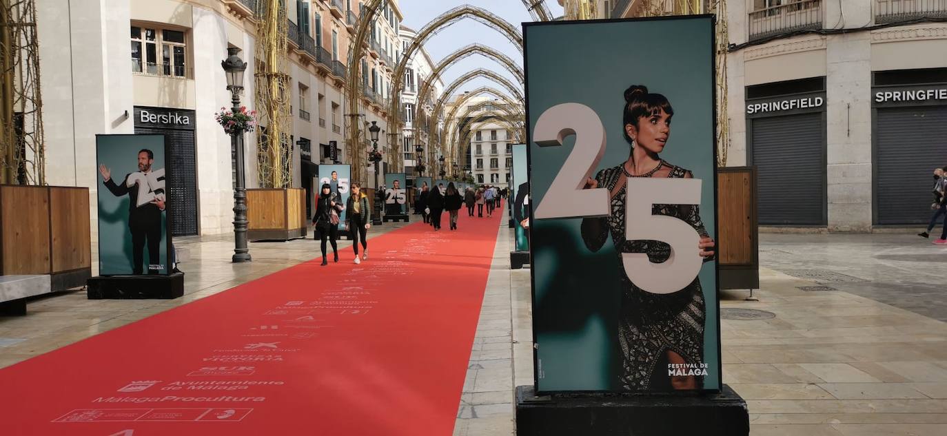 La calle Larios, engalanada con una gran alfombra roja y una exposición de fotos. 