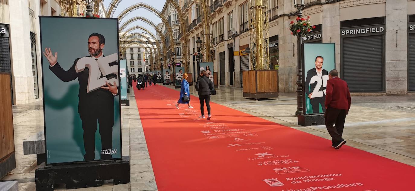 La calle Larios, engalanada con una gran alfombra roja y una exposición de fotos. 