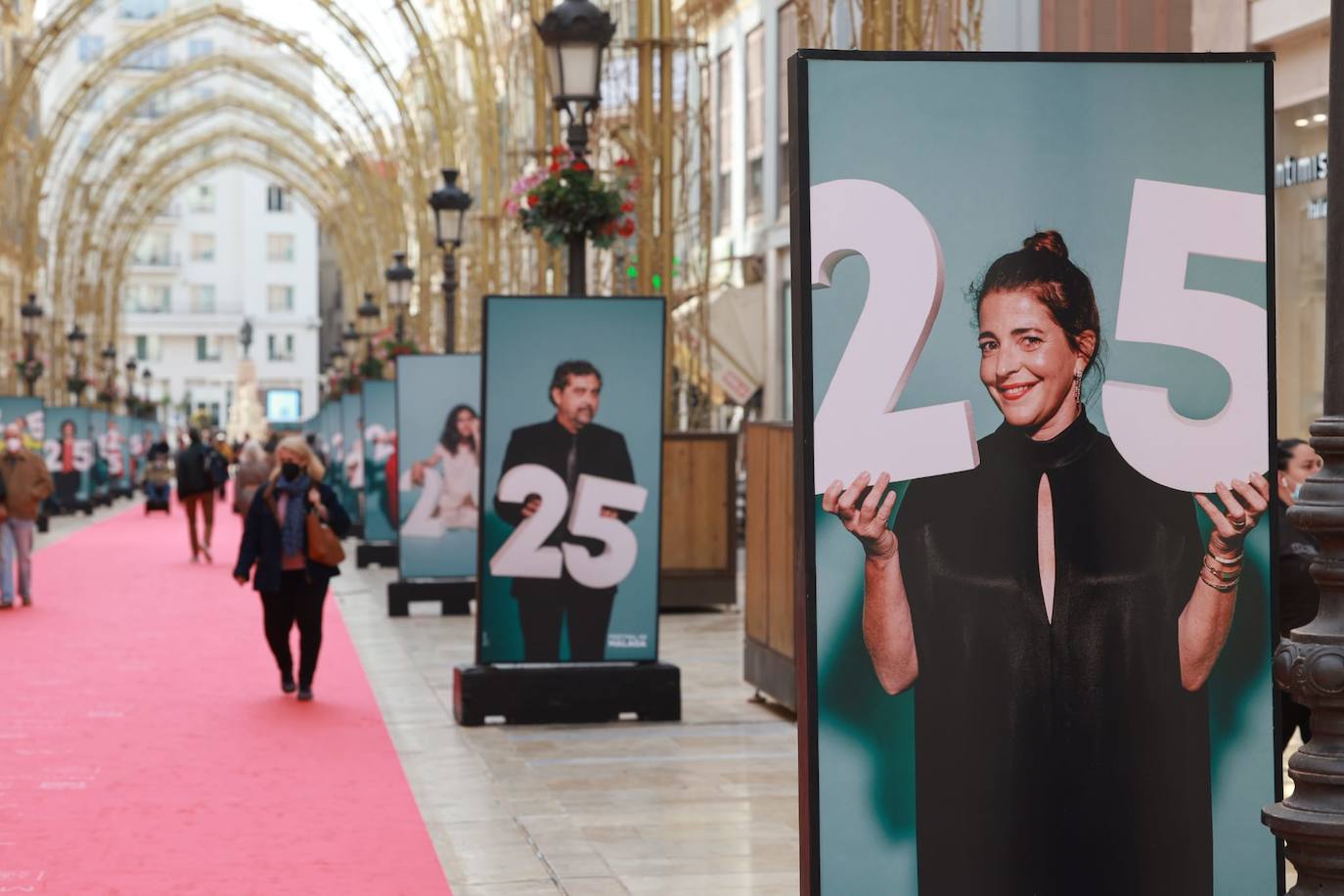 La calle Larios, engalanada con una gran alfombra roja y una exposición de fotos. 