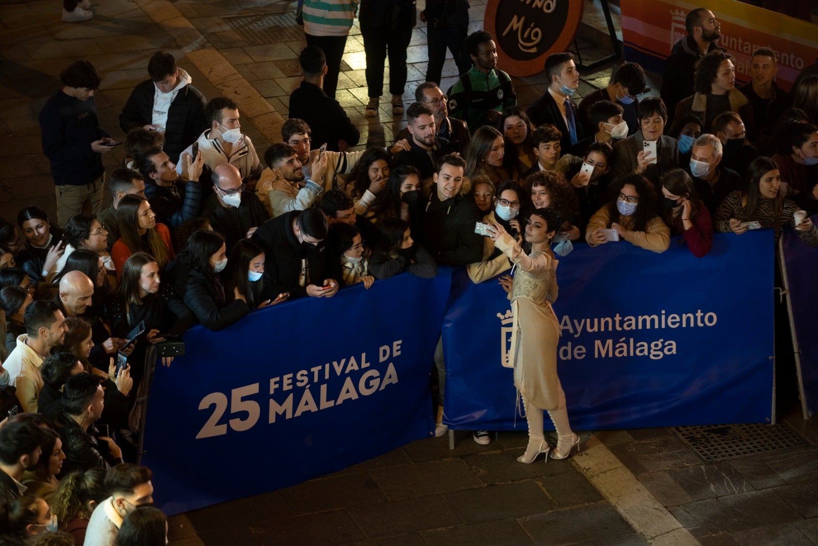 Dos años después volvieron los gritos y los 'flashes' a las puertas del Teatro Cervantes. El Festival de Málaga recuperó anoche una de sus señas de identidad con la concurrida alfombra roja de la noche. El reparto de 'Élite', el escritor Javier Castillo con Verónica Díaz, el actor de telenovelas Mauricio Ochmann y Blanca Suárez fueron algunos de los más aclamados. 