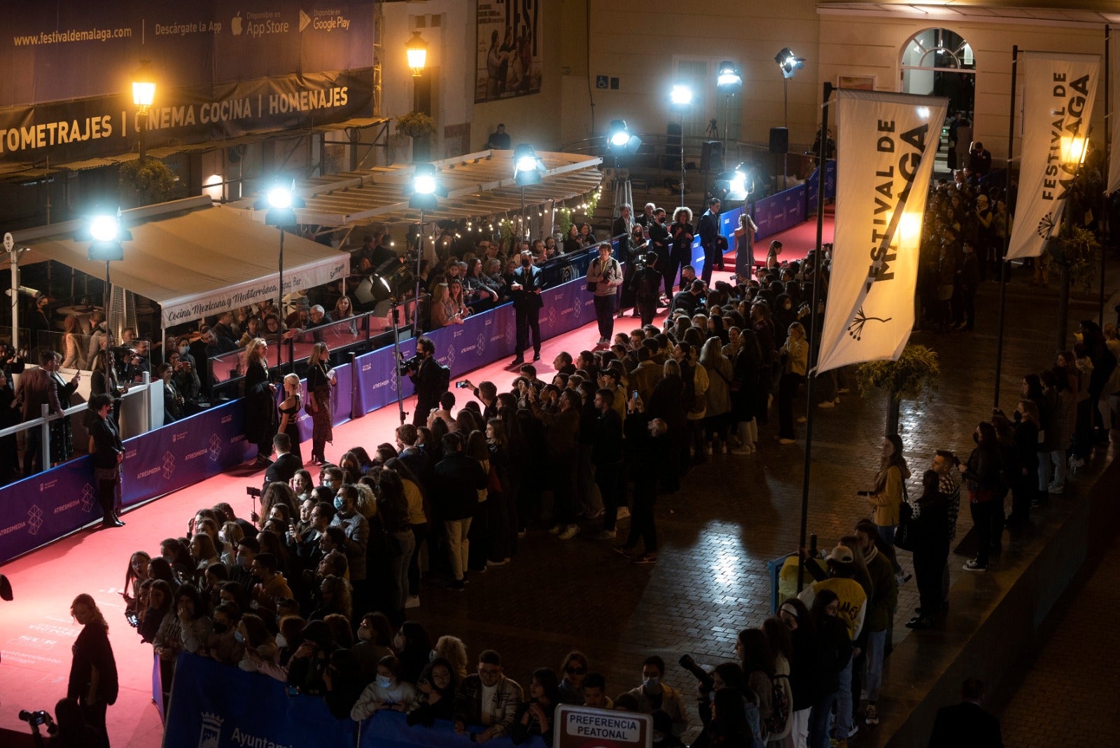 Dos años después volvieron los gritos y los 'flashes' a las puertas del Teatro Cervantes. El Festival de Málaga recuperó anoche una de sus señas de identidad con la concurrida alfombra roja de la noche. El reparto de 'Élite', el escritor Javier Castillo con Verónica Díaz, el actor de telenovelas Mauricio Ochmann y Blanca Suárez fueron algunos de los más aclamados. 