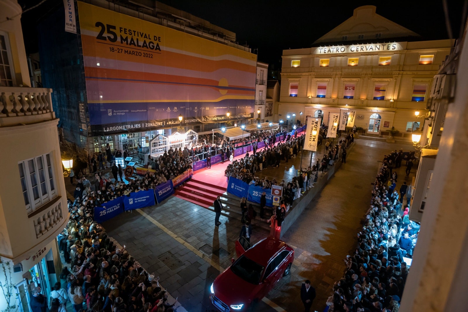 Dos años después volvieron los gritos y los 'flashes' a las puertas del Teatro Cervantes. El Festival de Málaga recuperó anoche una de sus señas de identidad con la concurrida alfombra roja de la noche. El reparto de 'Élite', el escritor Javier Castillo con Verónica Díaz, el actor de telenovelas Mauricio Ochmann y Blanca Suárez fueron algunos de los más aclamados. 