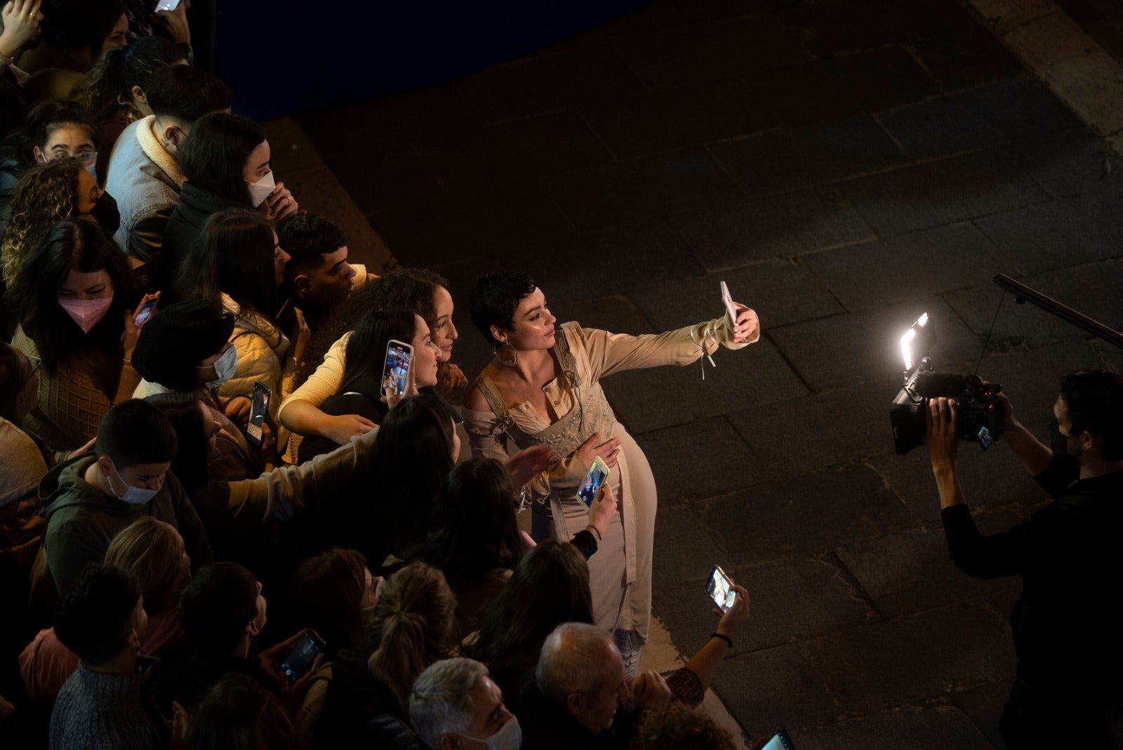 Dos años después volvieron los gritos y los 'flashes' a las puertas del Teatro Cervantes. El Festival de Málaga recuperó anoche una de sus señas de identidad con la concurrida alfombra roja de la noche. El reparto de 'Élite', el escritor Javier Castillo con Verónica Díaz, el actor de telenovelas Mauricio Ochmann y Blanca Suárez fueron algunos de los más aclamados. 