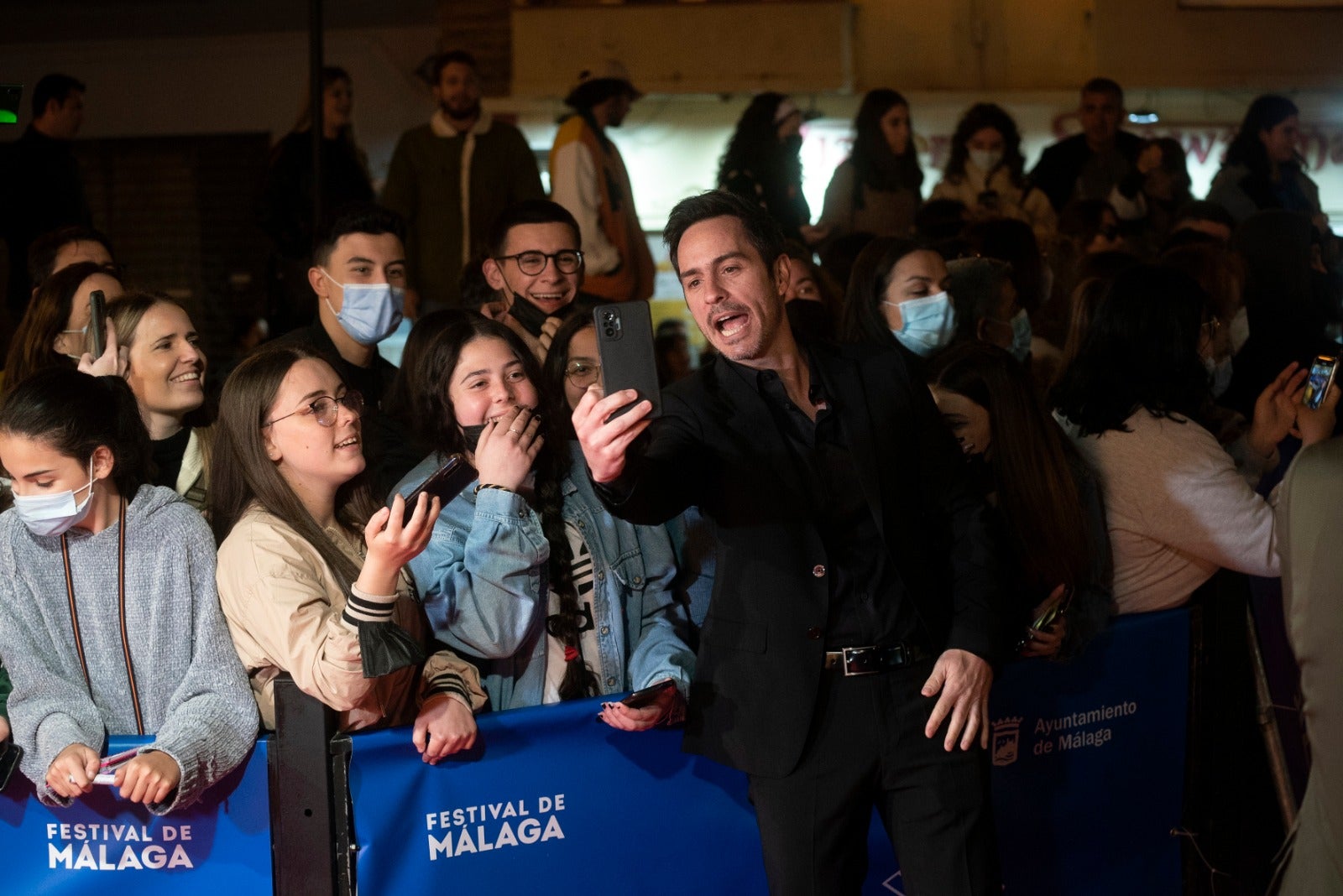 Dos años después volvieron los gritos y los 'flashes' a las puertas del Teatro Cervantes. El Festival de Málaga recuperó anoche una de sus señas de identidad con la concurrida alfombra roja de la noche. El reparto de 'Élite', el escritor Javier Castillo con Verónica Díaz, el actor de telenovelas Mauricio Ochmann y Blanca Suárez fueron algunos de los más aclamados. 