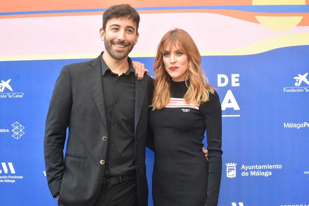 Dos años después volvieron los gritos y los 'flashes' a las puertas del Teatro Cervantes. El Festival de Málaga recuperó anoche una de sus señas de identidad con la concurrida alfombra roja de la noche. El reparto de 'Élite', el escritor Javier Castillo con Verónica Díaz, el actor de telenovelas Mauricio Ochmann y Blanca Suárez fueron algunos de los más aclamados. 