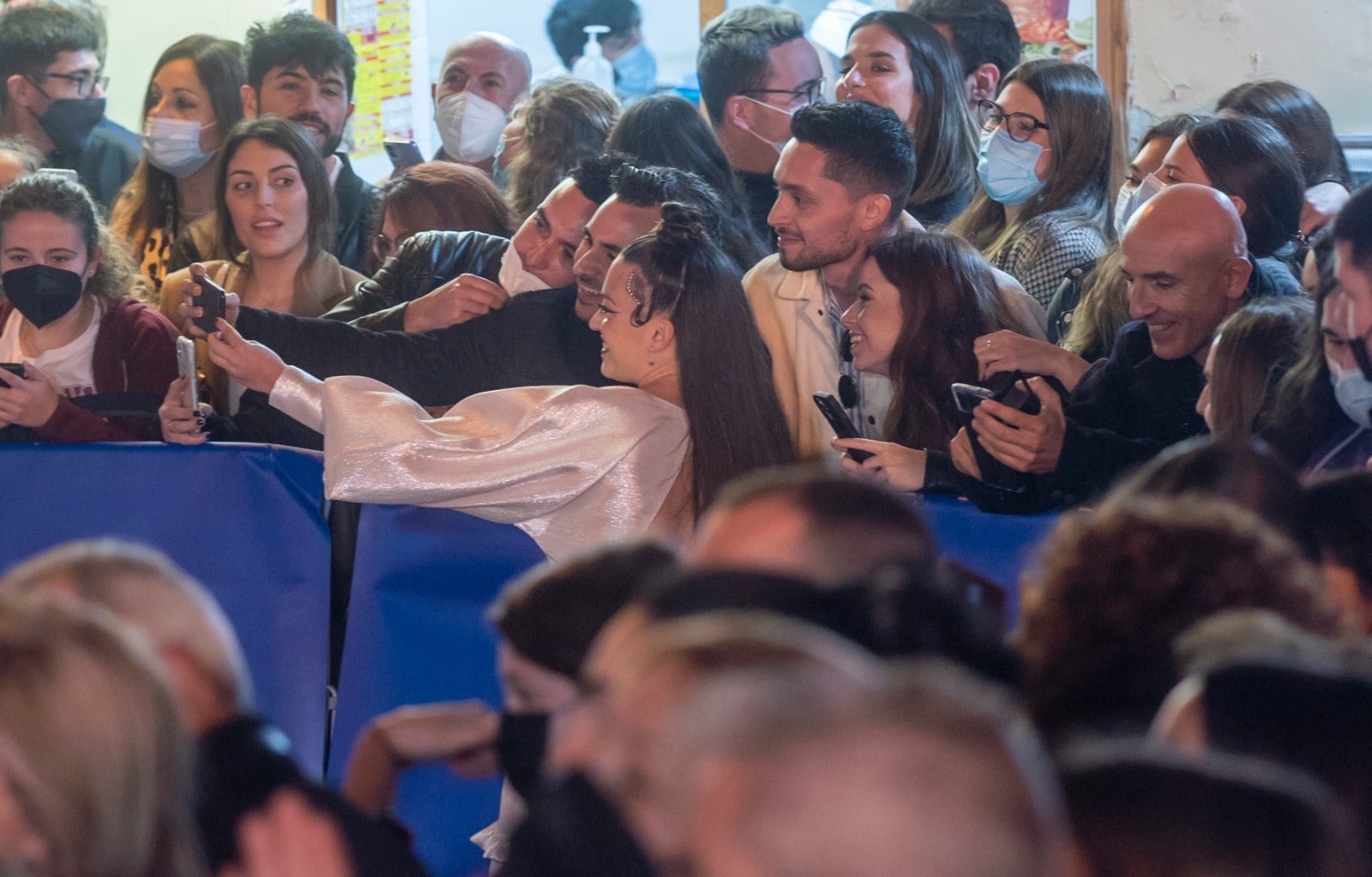 Dos años después volvieron los gritos y los 'flashes' a las puertas del Teatro Cervantes. El Festival de Málaga recuperó anoche una de sus señas de identidad con la concurrida alfombra roja de la noche. El reparto de 'Élite', el escritor Javier Castillo con Verónica Díaz, el actor de telenovelas Mauricio Ochmann y Blanca Suárez fueron algunos de los más aclamados. 