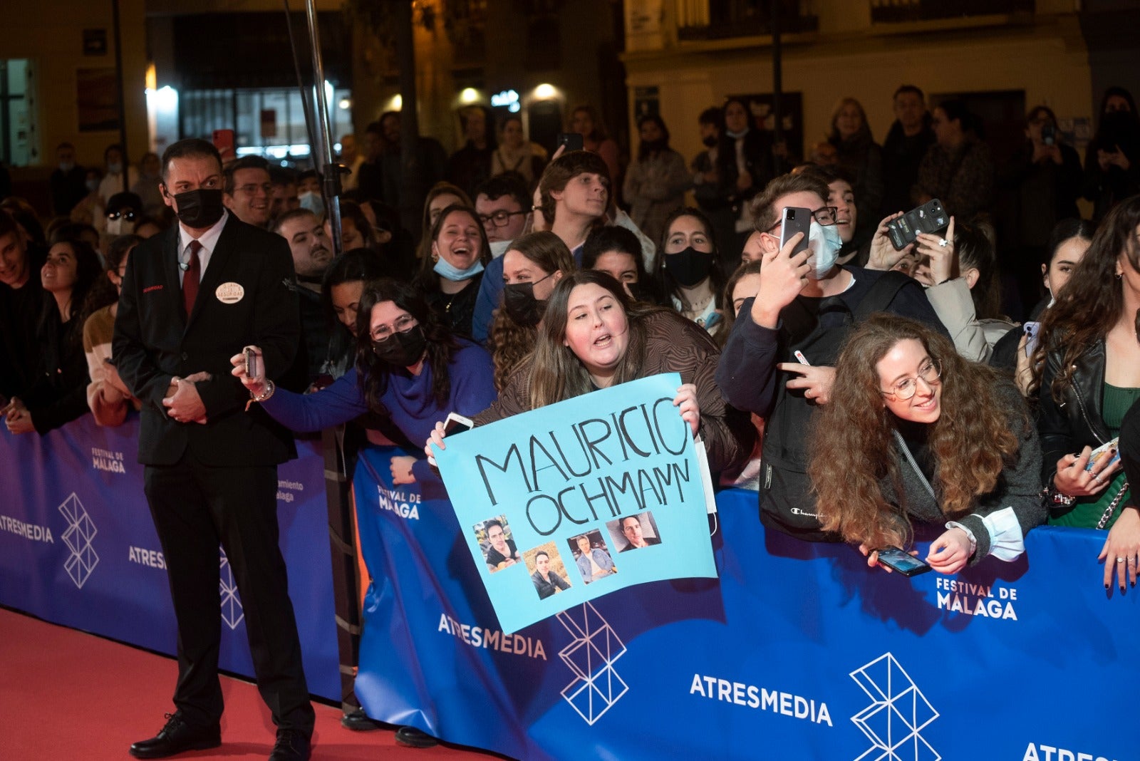 Dos años después volvieron los gritos y los 'flashes' a las puertas del Teatro Cervantes. El Festival de Málaga recuperó anoche una de sus señas de identidad con la concurrida alfombra roja de la noche. El reparto de 'Élite', el escritor Javier Castillo con Verónica Díaz, el actor de telenovelas Mauricio Ochmann y Blanca Suárez fueron algunos de los más aclamados. 