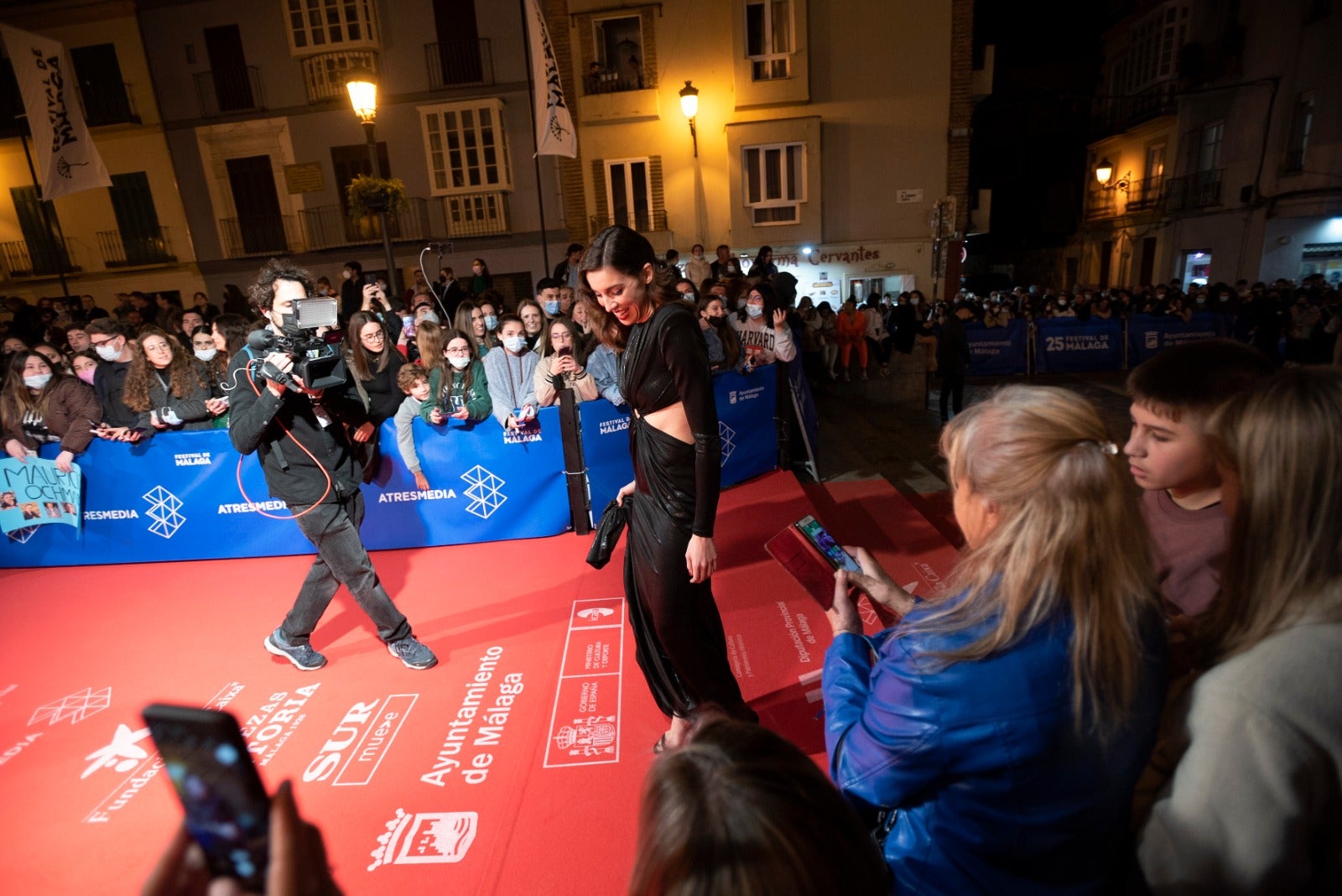 Dos años después volvieron los gritos y los 'flashes' a las puertas del Teatro Cervantes. El Festival de Málaga recuperó anoche una de sus señas de identidad con la concurrida alfombra roja de la noche. El reparto de 'Élite', el escritor Javier Castillo con Verónica Díaz, el actor de telenovelas Mauricio Ochmann y Blanca Suárez fueron algunos de los más aclamados. 