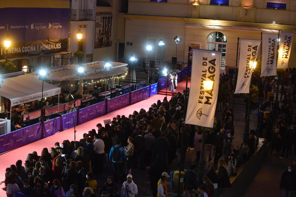 Dos años después volvieron los gritos y los 'flashes' a las puertas del Teatro Cervantes. El Festival de Málaga recuperó anoche una de sus señas de identidad con la concurrida alfombra roja de la noche. El reparto de 'Élite', el escritor Javier Castillo con Verónica Díaz, el actor de telenovelas Mauricio Ochmann y Blanca Suárez fueron algunos de los más aclamados. 