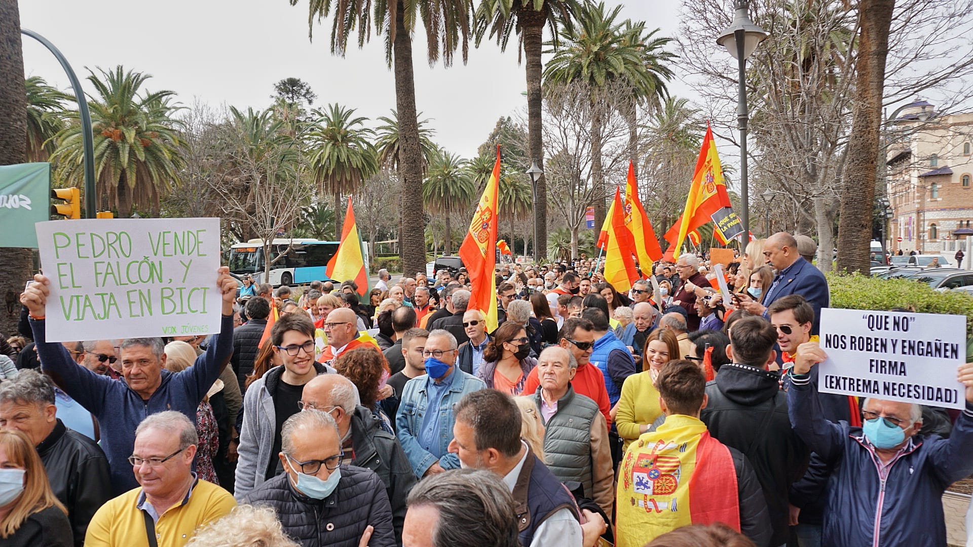 En la protesta, celebrada frente al Ayuntamiento se ha criticado al Gobierno por no hacer nada tras la subida del combustible y la electricidad