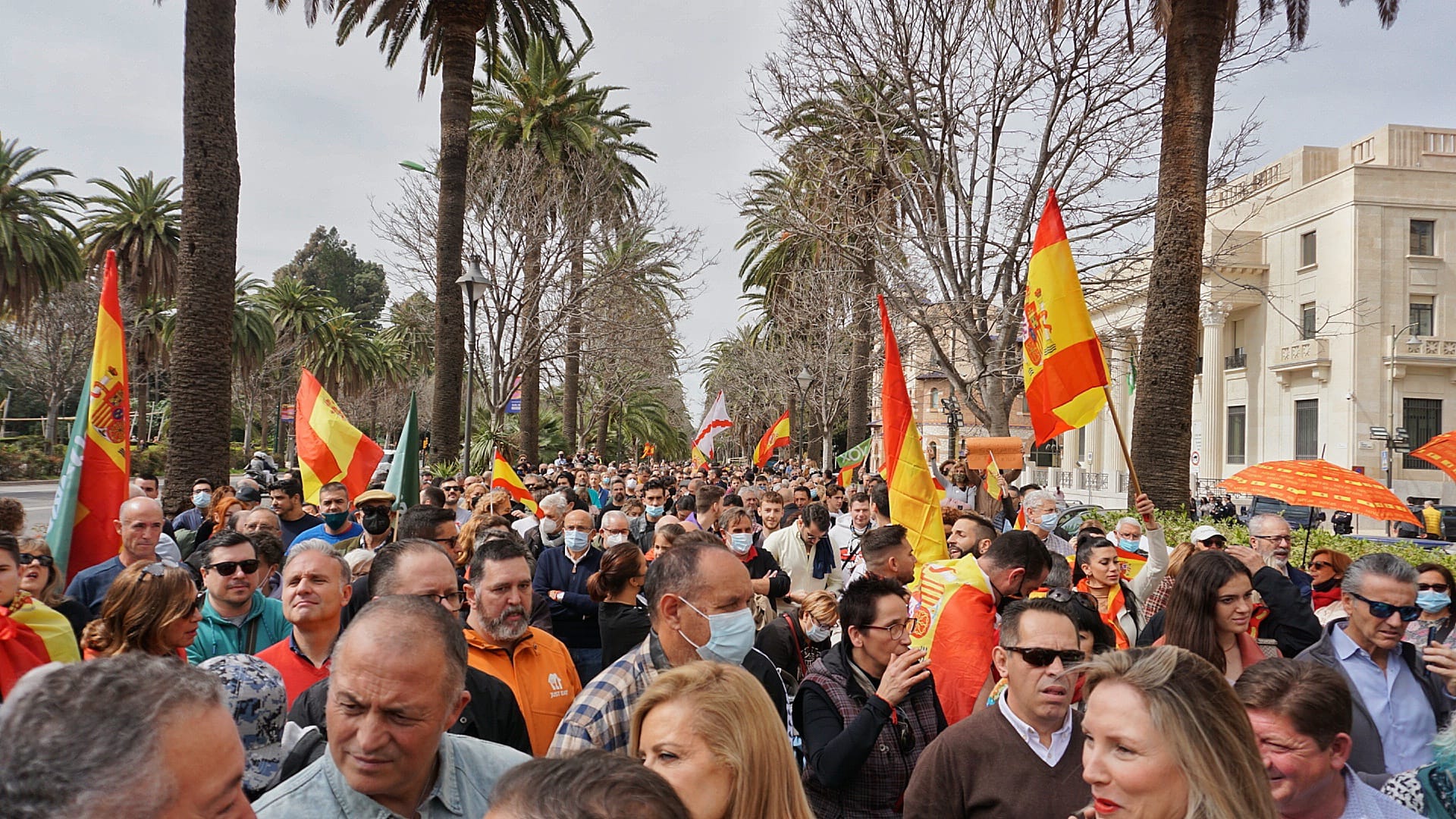 En la protesta, celebrada frente al Ayuntamiento se ha criticado al Gobierno por no hacer nada tras la subida del combustible y la electricidad