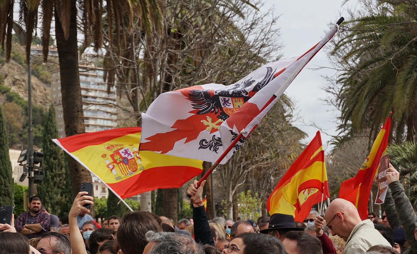 En la protesta, celebrada frente al Ayuntamiento se ha criticado al Gobierno por no hacer nada tras la subida del combustible y la electricidad