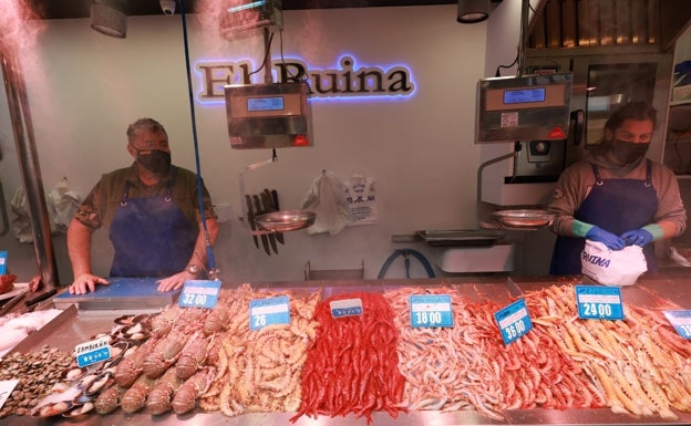 Imagen principal - Un puesto repleto de marisco. Tampoco faltaban carnes y frutas y verduras en el mercado de Atarazanas. 