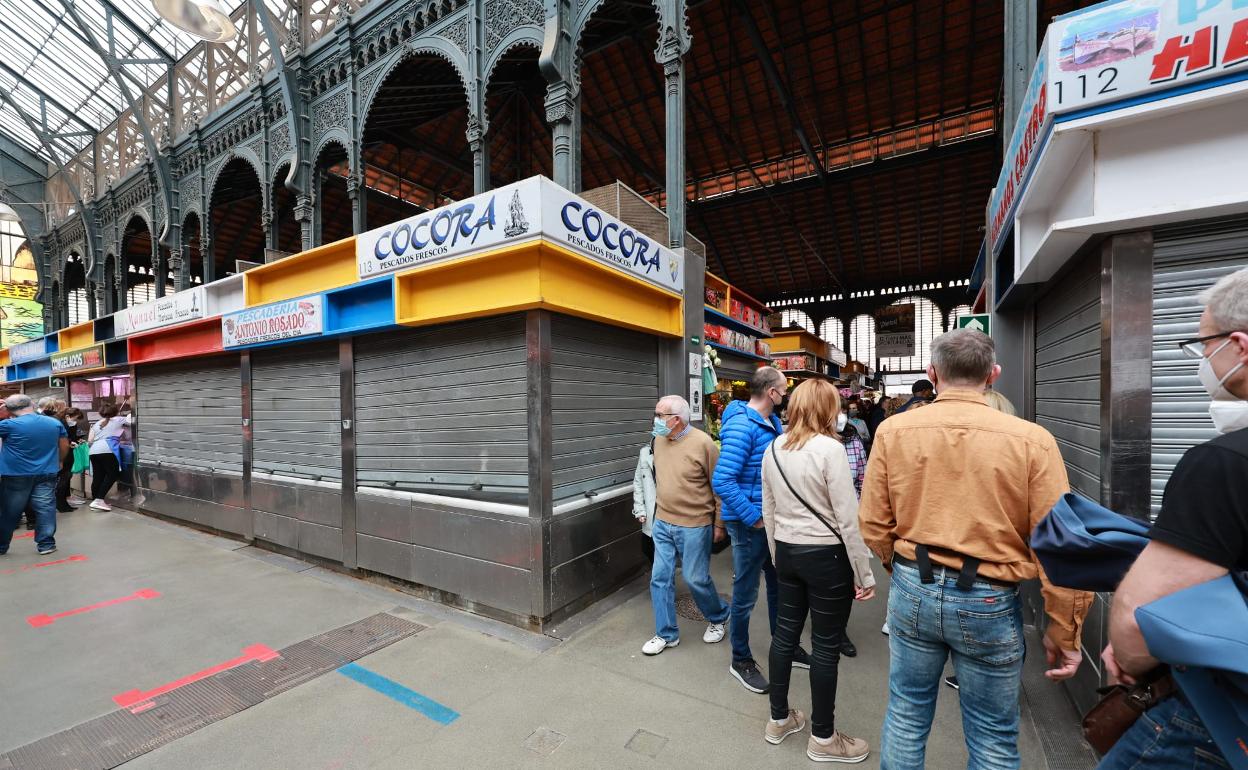 Algunos puestos de pescado del mercado de Atarazanas no abrieron ayer sábado. 